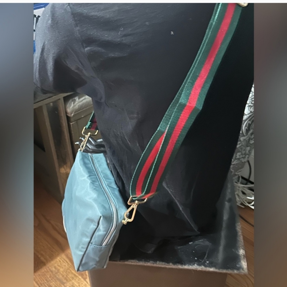 Gucci Green Toiletry Bag with Structured Shape and Gold Hardware - Picture 13 of 16